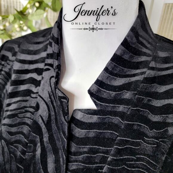 Chico's NWT Black Crushed Velvet Embossed Zebra Print Longline Jacket Size 8/10 - Picture 2 of 12